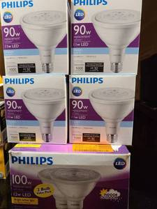 lot 8076 image: lot of (7) LED Phillips replacement bulbs