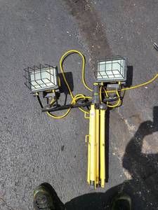 lot 9016 image: mobile workshop light with adjustable tripod