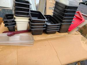 lot 9033 image: lot of 24 plastic pans & 7 lids