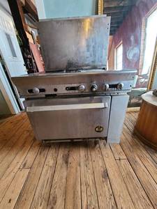lot 9137 image: 4-Burner Saute & Flat-top Combo with Oven ATTENTION ALL LOTS BEYOND THIS POINT HAVE A SEPARATE PICKUP LOCATION AND DATE