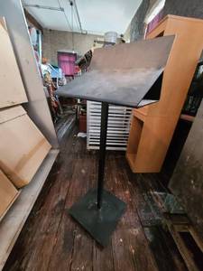 lot 9147 image: Black PodiumHost Stand   ATTENTION ALL LOTS BEYOND THIS POINT HAVE A SEPARATE PICKUP LOCATION AND DATE