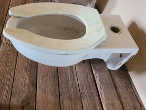 lot 9142 image: Kohler. Ceramic Toilet   ATTENTION ALL LOTS BEYOND THIS POINT HAVE A SEPARATE PICKUP LOCATION AND DATE