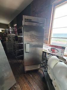 lot 9148 image: True Up-right Commercial Refrigerator   ATTENTION ALL LOTS BEYOND THIS POINT HAVE A SEPARATE PICKUP LOCATION AND DATE