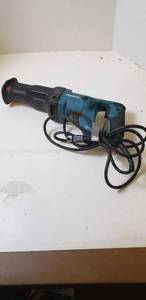 lot 16 image: Makita 15 Amp AVT Reciprocating Saw