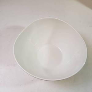lot 46 image: Home Decor Decorative White ceramic bowl--Dowan