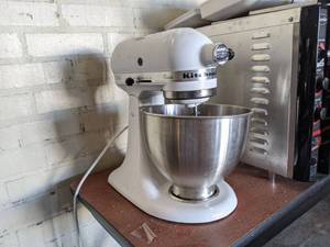lot 6032 image: Kitchen Aide Mixer K45SSWH