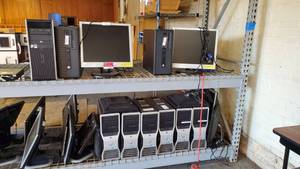 lot 6137 image: (9) HPDell Towers, (13) Monitors