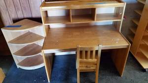lot 6165 image: Kids Writing Desk With Small Bookcase