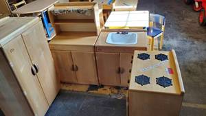 lot 6173 image: 4 Piece Childrens Kitchen Set