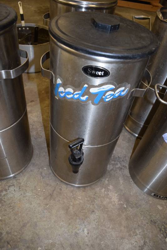 lot 4 image: Ice tea dispenser with lid
