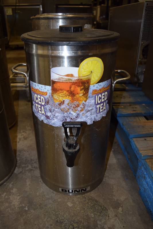 lot 5 image: Ice tea dispenser with lid
