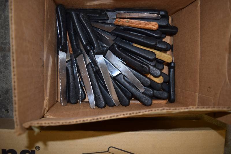 lot 14 image: Box of Knifes