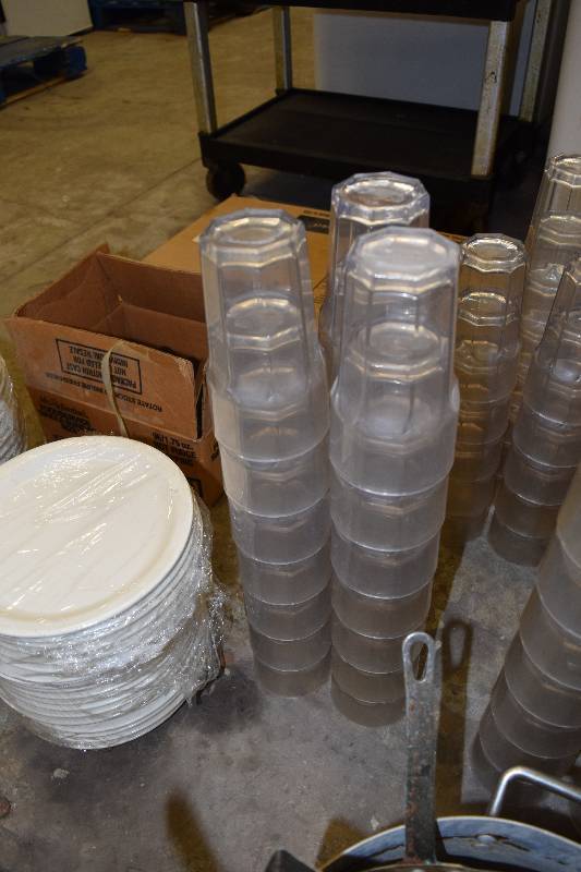 lot 18 image: Plastic Clear Cups