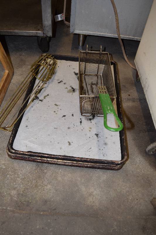lot 27 image: 5 Sheet Pans & 1 Fry Basket
