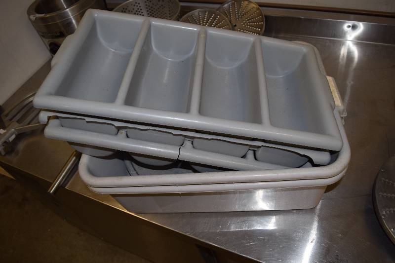lot 31 image: 2 Bus Totes & 3 Silverware Holders