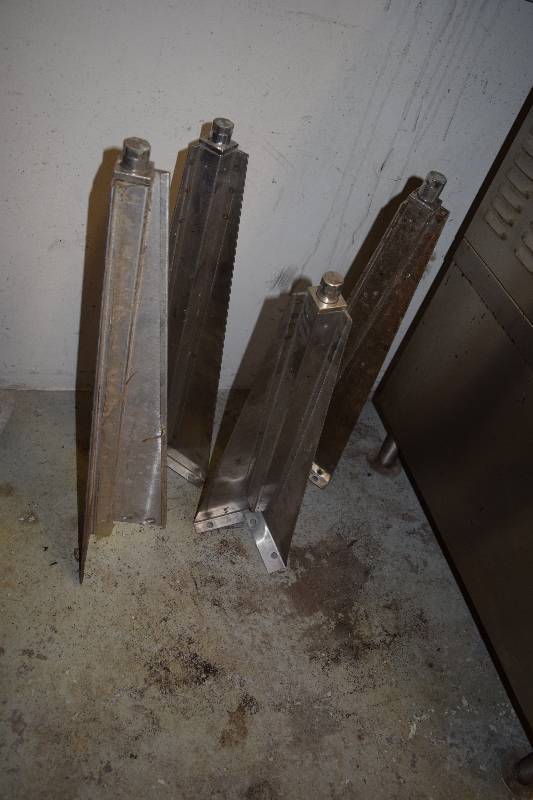 lot 42 image: Set of 4 Misc ss Convection Oven Legs