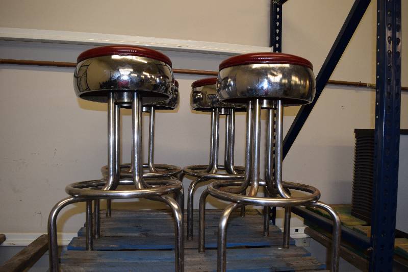 lot 63 image: x4 Bar stools round