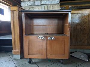 lot 7009 image: Rolling Cabinet