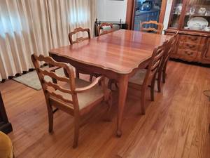 lot 1124 image: Formal Dinning Table w 6 Chairs