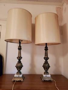 lot 1135 image: Pair of Mid Century Modern Genuine Carrara Lamps