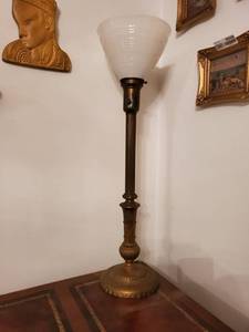 lot 1138 image: Brass Base Antique Table Lamp