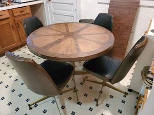 lot 1139 image: Mid Century Modern Dinnete Kitchen Table and 4 Chairs - Leather on Chairs in Exquisite Condition