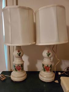 lot 1146 image: Lot of 2 Vintage Hand Painted Glass Lamp. Tested and Working