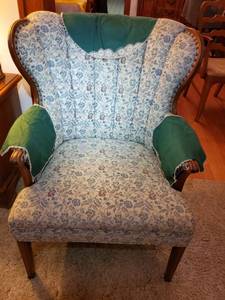 lot 2117 image: Floral Tuffed Armchair&nbsp