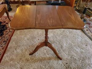 lot 2119 image: Foldable Side Table with 3 Legs