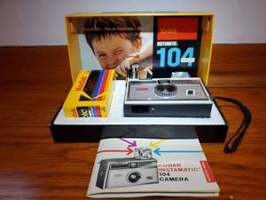 lot 2128 image: KODAK Instamatic 104 Camera .Color Outfit.