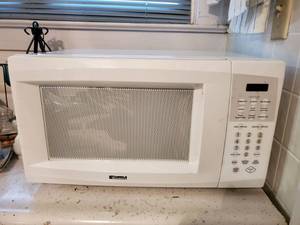 lot 2147 image: Kenmore Microwave