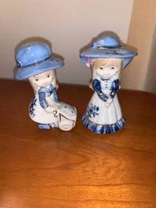lot 6217 image: Two Little Blue and White Porcelain Girls Location Mantel