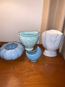 lot 6220 image: Lot of 4 Ceramic Vases Location Mantel