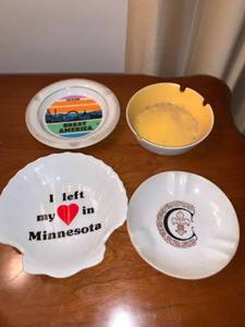 lot 6222 image: Lot of 4 Ashtrays Location Mantel