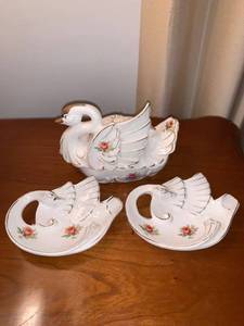 lot 6225 image: Set of 3 Vintage Swan Trinket Dishes Location Mantel