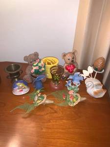 lot 6232 image: Lot of Small Knick-Knacks Location Mantel