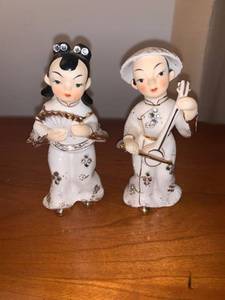lot 6236 image: Pair of Vintage Lefton Porcelain Asian Gals Location Mantel