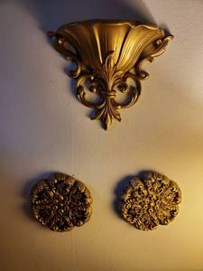 lot 6251 image: Lot of 3 Hanginf Wall Decor Pieces. Plastic