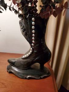 lot 6258 image: Black Boot. Atlantic Mold. Planter
