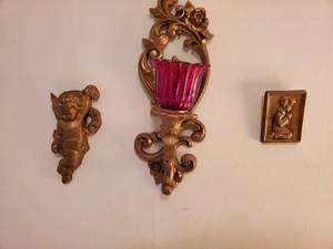 lot 6262 image: Lot of 3 Wall Dexor Pieces. Plastic