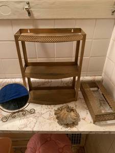 lot 6263 image: Gold Tone Bathroom Accessories Location Bathroom