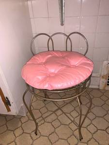 lot 6265 image: Metal Vanity Stool With Pink Cushion Location Bathroom