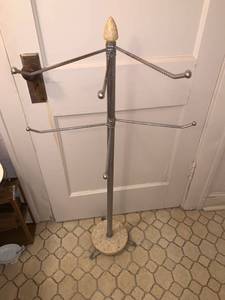 lot 6270 image: Mid Century Adjustable Towel Rack Location Bathroom