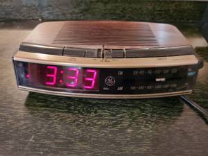 lot 6274 image: GE Alarm Clock Radio . Tested and Working