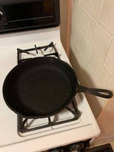 lot 7909 image: 11 Inch Cast Iron Skillet Location Kitchen