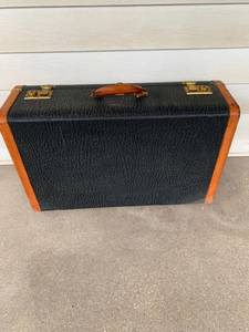 lot 7957 image: Nice Warren Leather Suitcase Location Spare