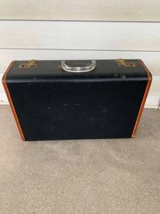 lot 7958 image: Great Leather Suitcase With Lucite Handle U.S. Trunk Co. Location Spare