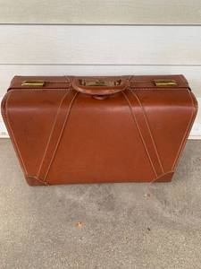 lot 7960 image: Cool Leather Suitcase Location Spare