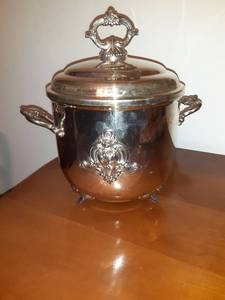 lot 8552 image: Beautiful Silver Plated Ice Bucket with Lid and Tongs