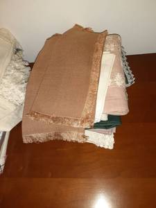 lot 8559 image: Lot of Miscellaneous Cloth Napkins and Table Clothes